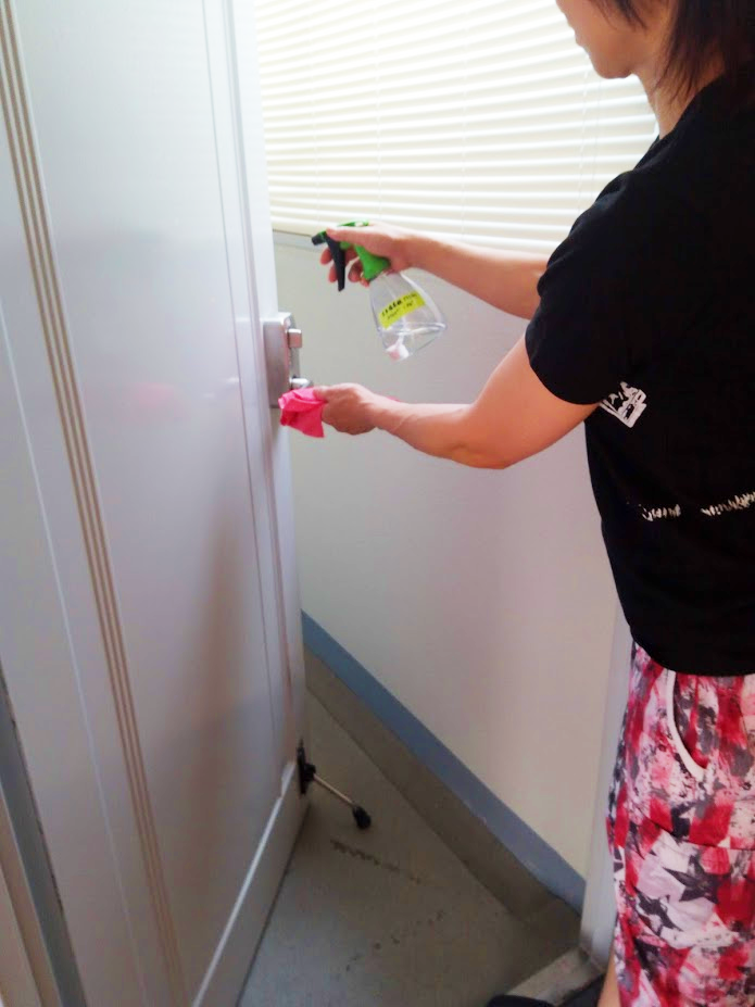 ドアノブなど隅々まで除菌
